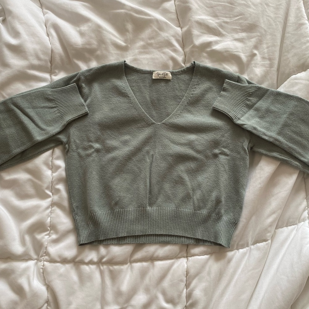 Brandy Melville - V-Neck Long Sleeve - Cropped